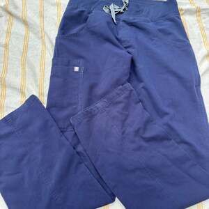 Figs Wide-Leg Cargo Scrub Pants – XS Navy